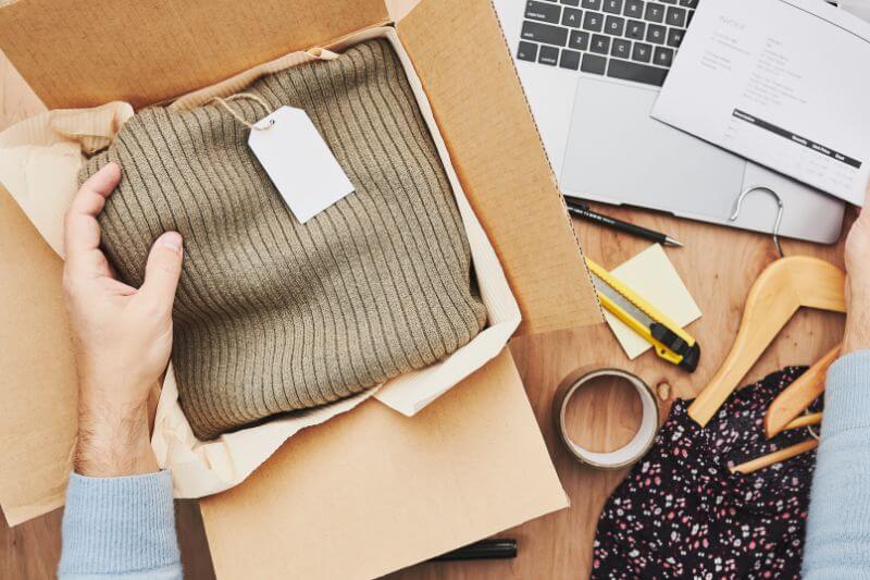 Garments with label in sustainable packaging
